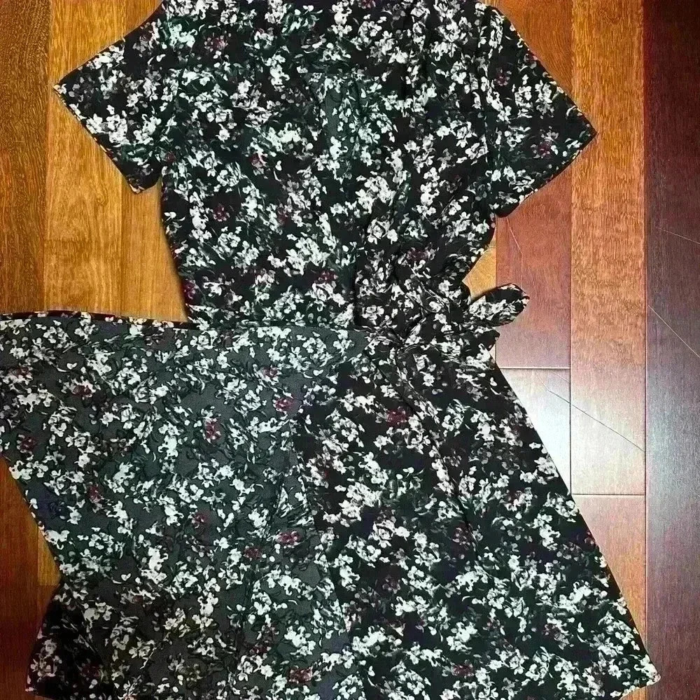 Dex | Black floral short sleeve wrap  dress size M - Picture 2 of 3